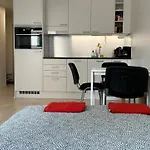 Entire Near Helsinki Airport In Kivistoe דירה